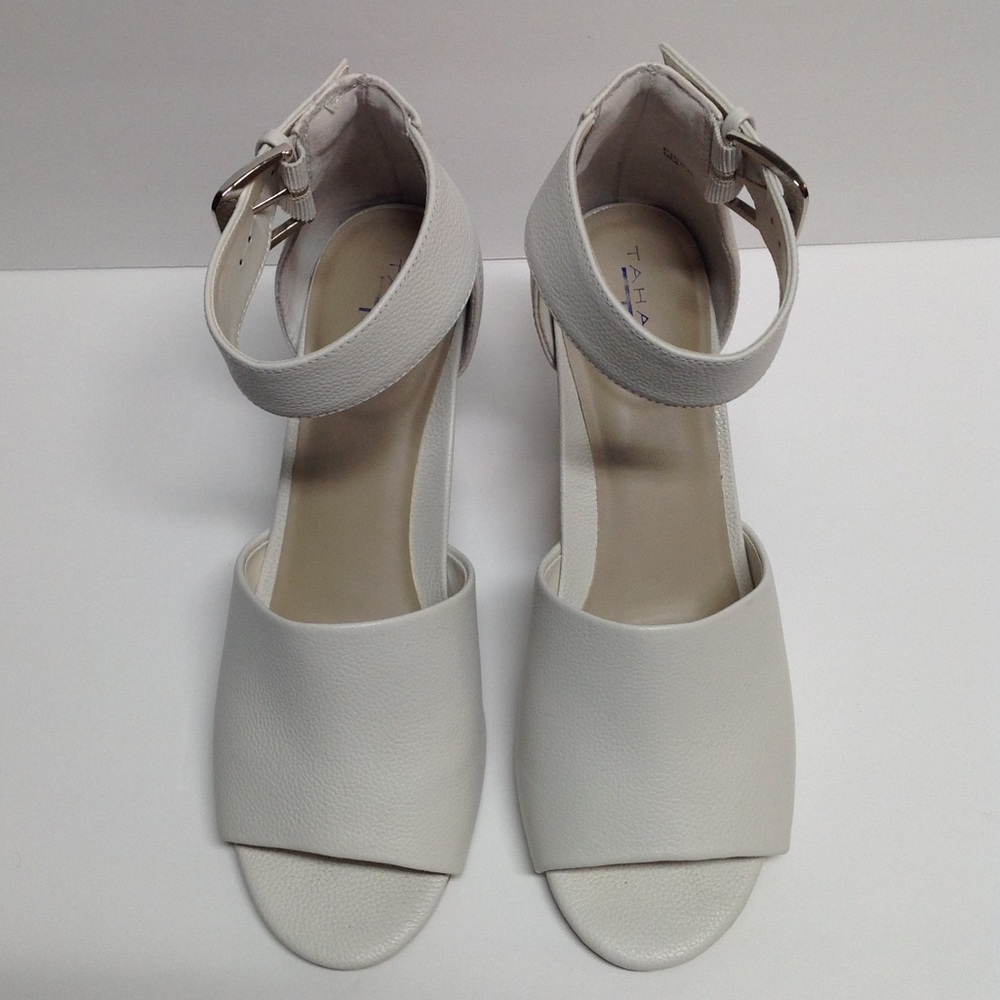 T Tahari Piper Sandal. Size 9M White - Picture 5 of 8